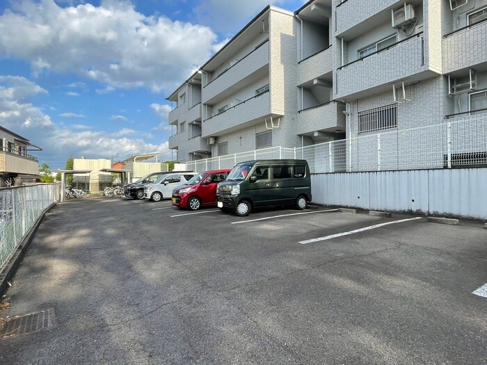 物件外観写真4　(駐車場)