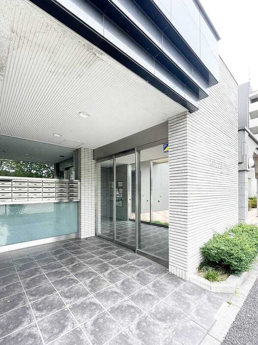 物件外観写真2　(エントランス部分)