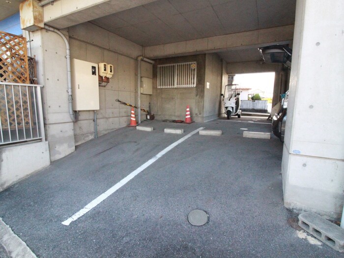 物件外観写真4　(駐車場)