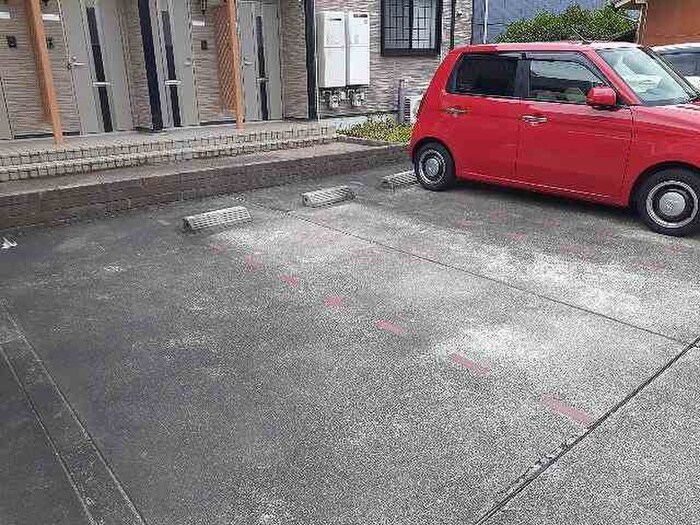 物件外観写真2　(駐車場)