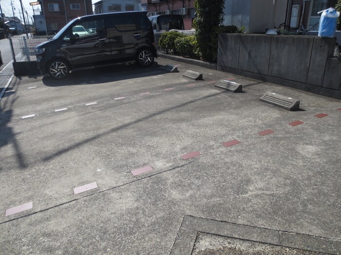 物件外観写真6　(駐車場)