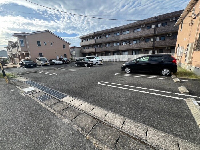 物件外観写真4　(駐車場)