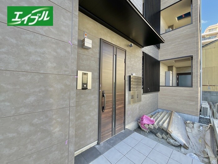 物件外観写真3　(エントランス部分)