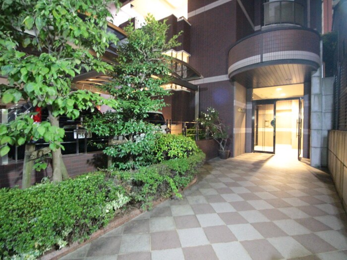 物件外観写真4　(エントランス部分)