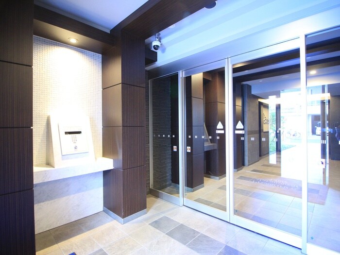 物件外観写真3　(エントランス部分)