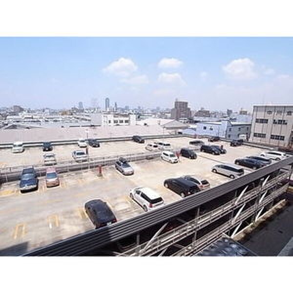 物件外観写真4　(駐車場)