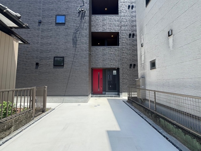 物件外観写真4　(エントランス部分)