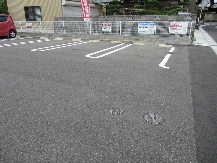 物件外観写真4　(駐車場)