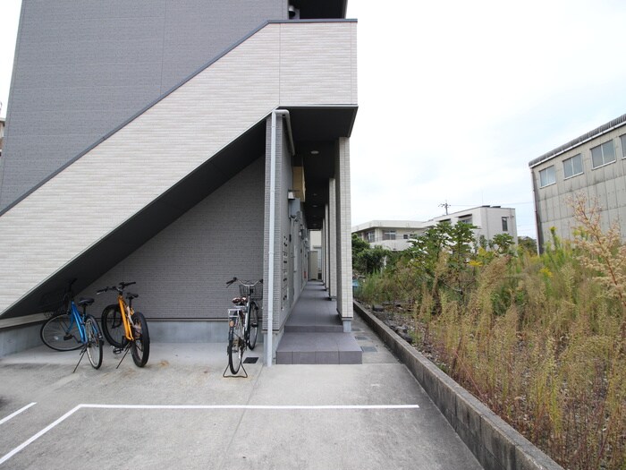 物件外観写真2　(エントランス部分)