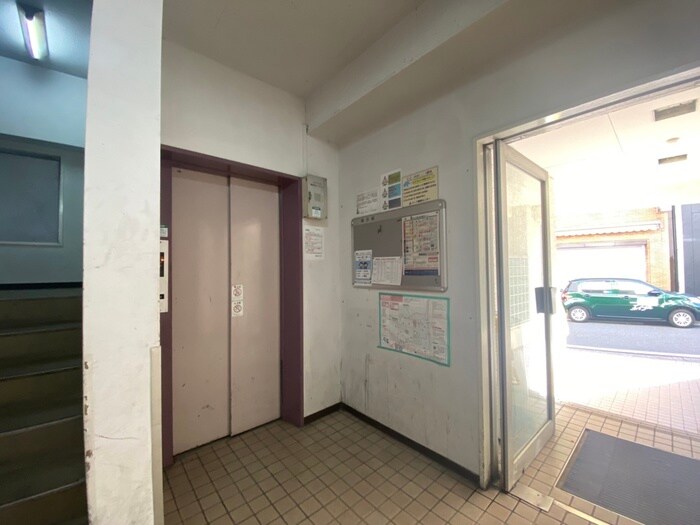 物件外観写真2　(エントランス部分)