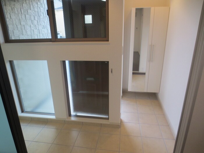 物件内観写真7　(玄関)