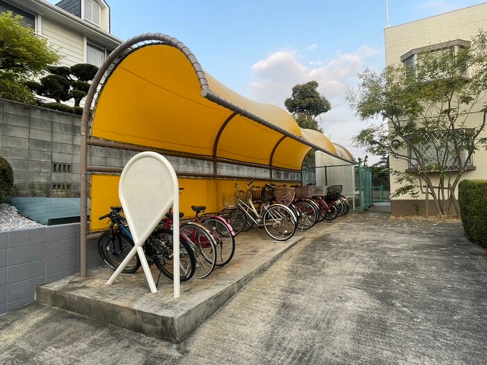 物件外観写真4　(駐輪場)