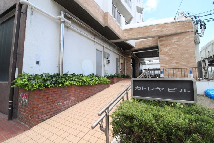 物件外観写真4　(エントランス部分)