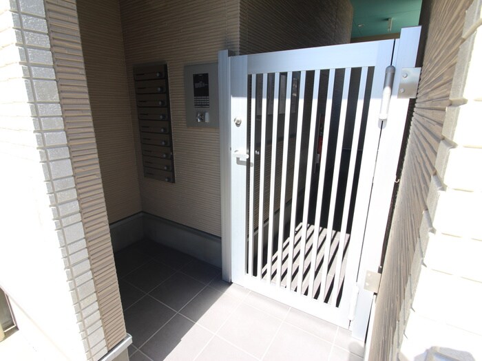 物件外観写真3　(エントランス部分)