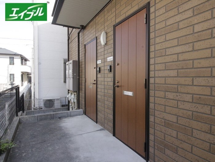 物件外観写真3　(エントランス部分)