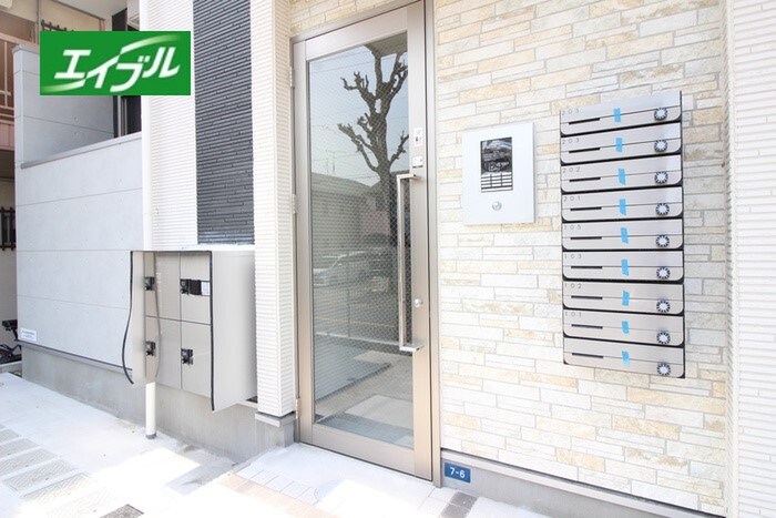 物件外観写真3　(エントランス部分)