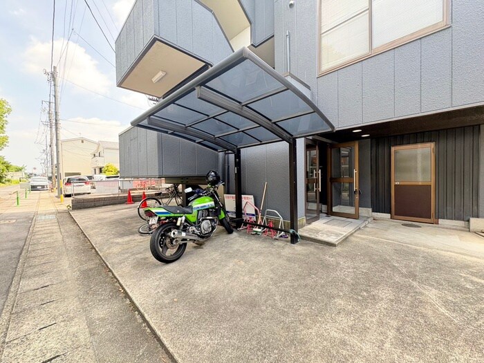 物件外観写真4　(駐輪場)