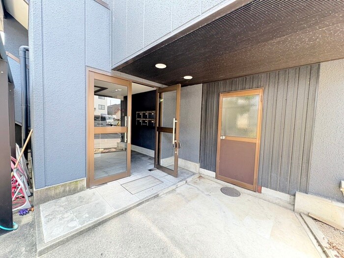 物件外観写真6　(エントランス部分)