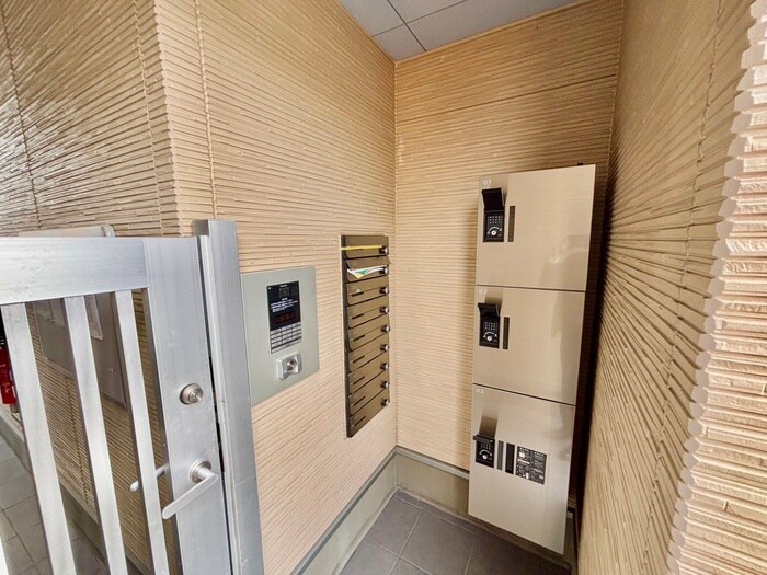 物件外観写真5　(エントランス部分)