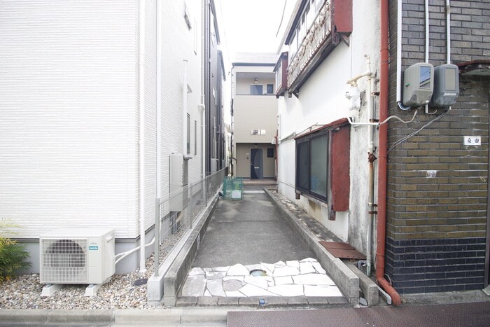 物件外観写真4　(エントランス部分)