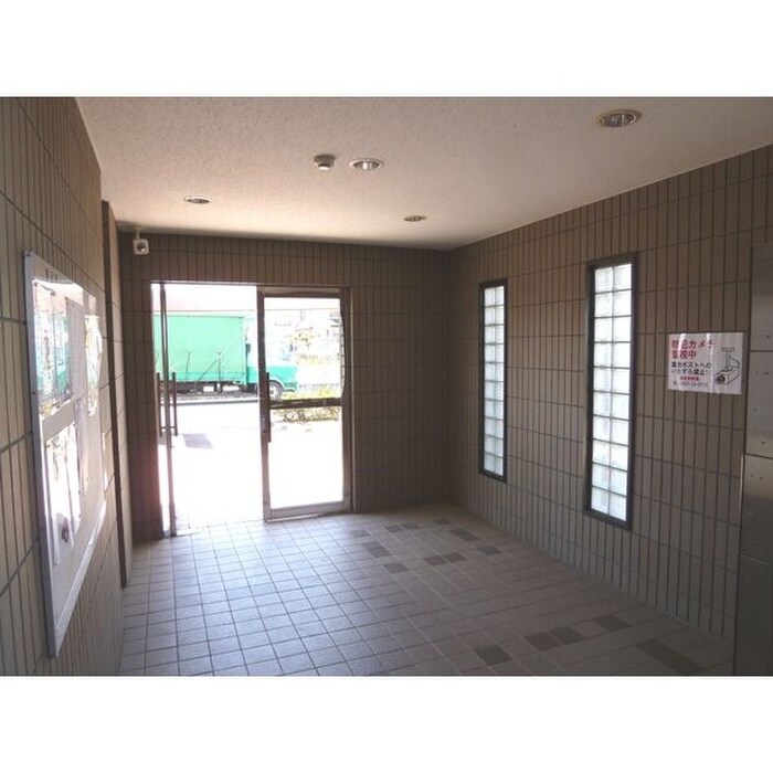 物件外観写真4　(エントランス部分)