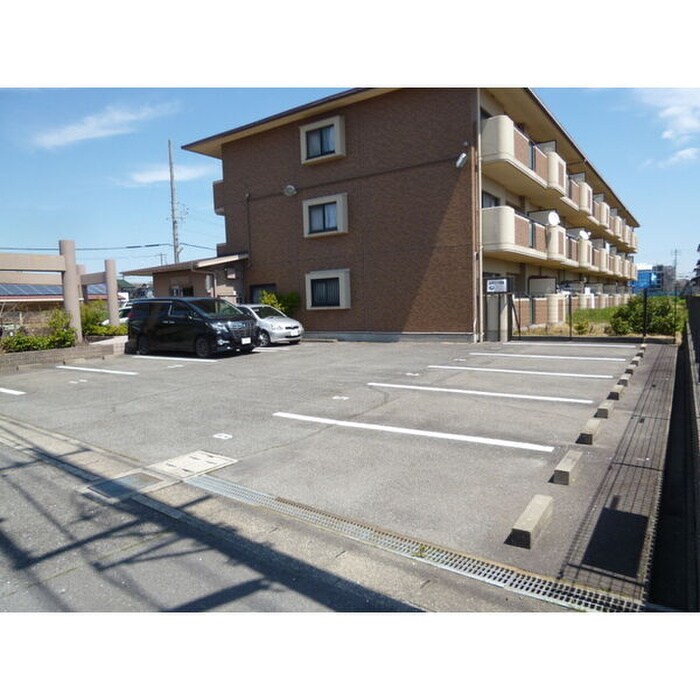 物件外観写真6　(駐車場)