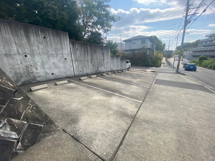 物件外観写真4　(駐車場)