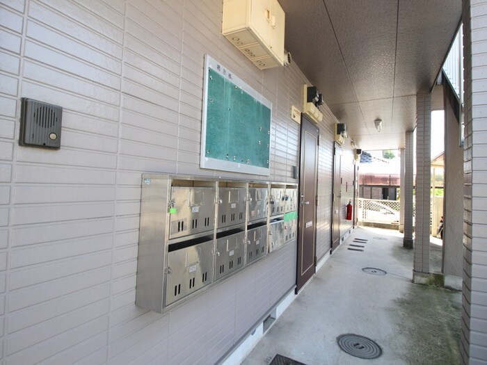 物件外観写真4　(エントランス部分)