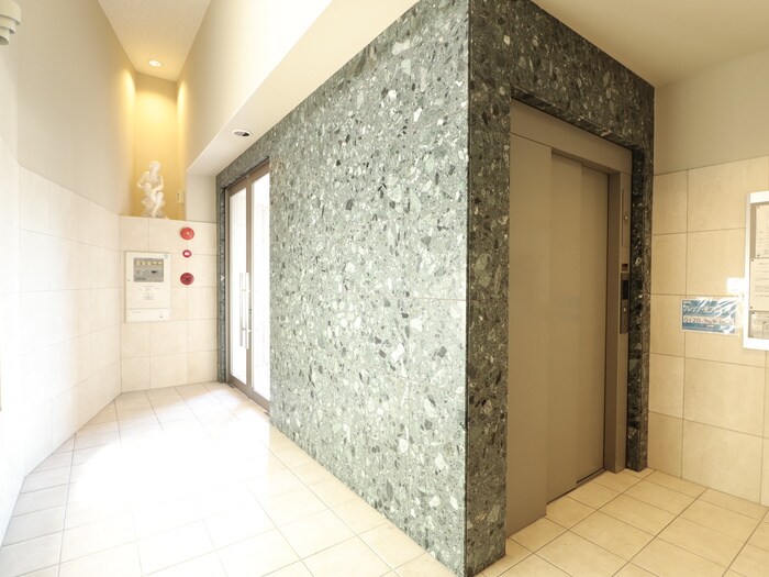 物件外観写真6　(エントランス部分)