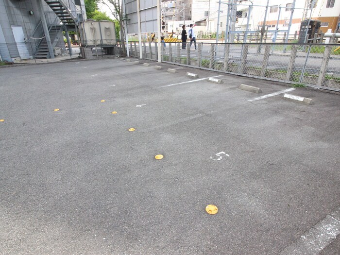 物件外観写真3　(駐車場)