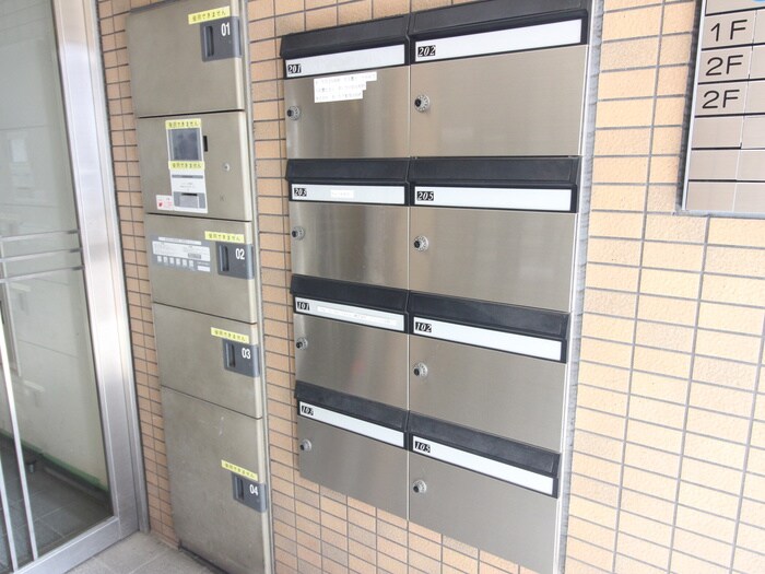 物件外観写真6　(エントランス部分)