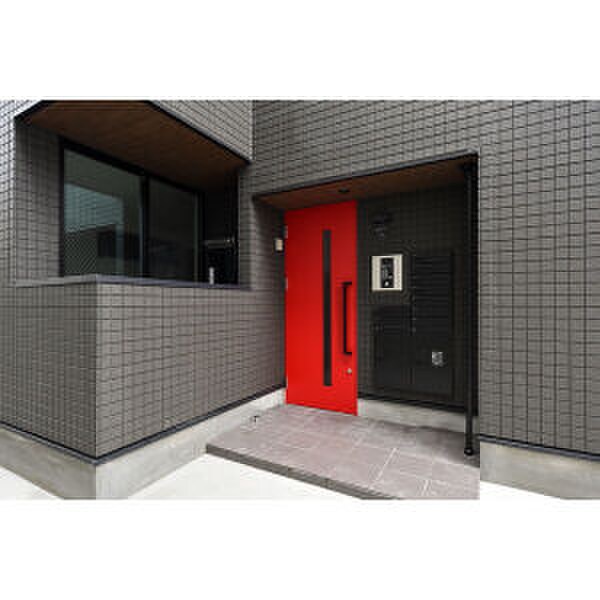 物件外観写真2　(エントランス部分)