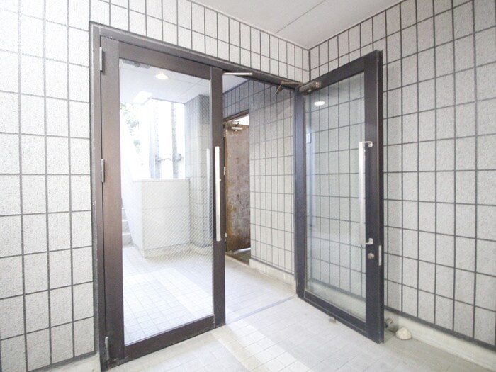 物件外観写真4　(エントランス部分)