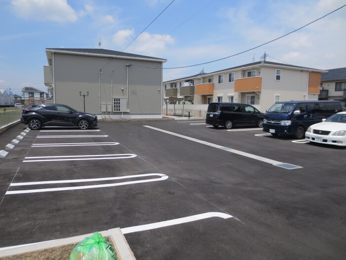 物件外観写真3　(駐車場)