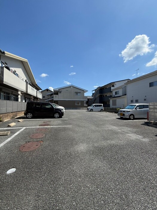 物件外観写真4　(駐車場)