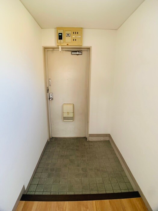 物件内観写真3　(玄関)