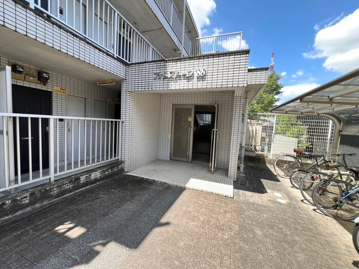 物件外観写真3　(エントランス部分)