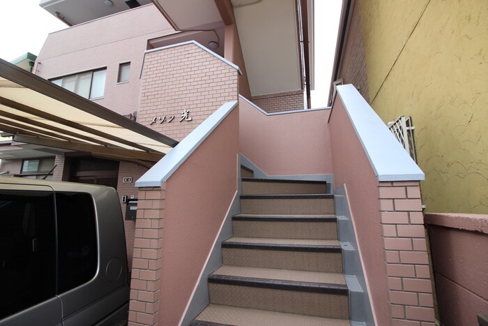 物件外観写真6　(エントランス部分)