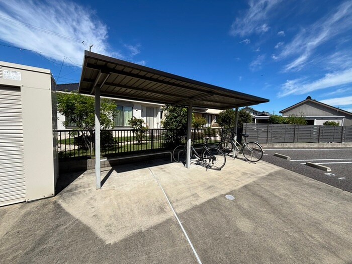 物件外観写真4　(駐輪場)