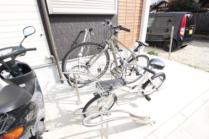 物件外観写真3　(駐輪場)