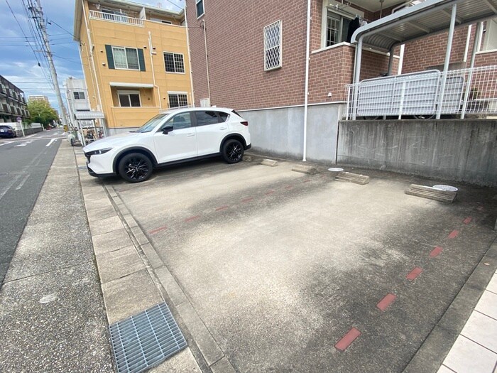 物件外観写真4　(駐車場)