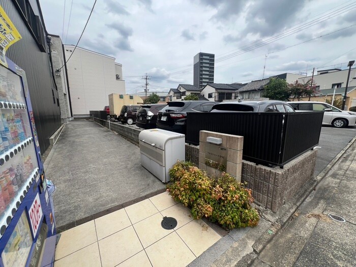 物件外観写真3　(エントランス部分)