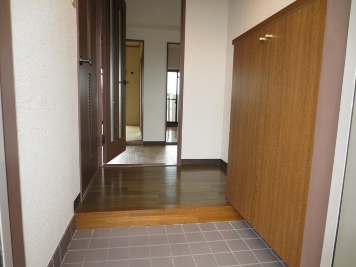 物件内観写真4　(玄関)