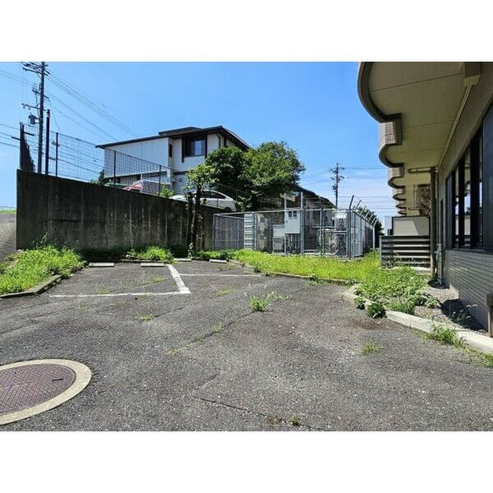 物件外観写真6　(駐車場)