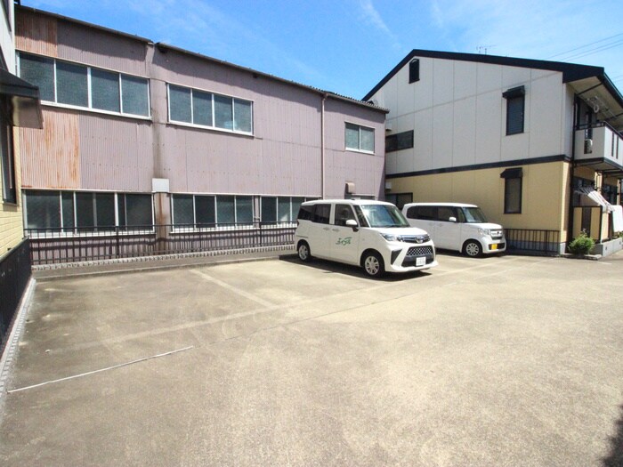 物件外観写真3　(駐車場)