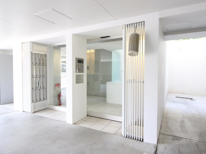 物件外観写真2　(エントランス部分)