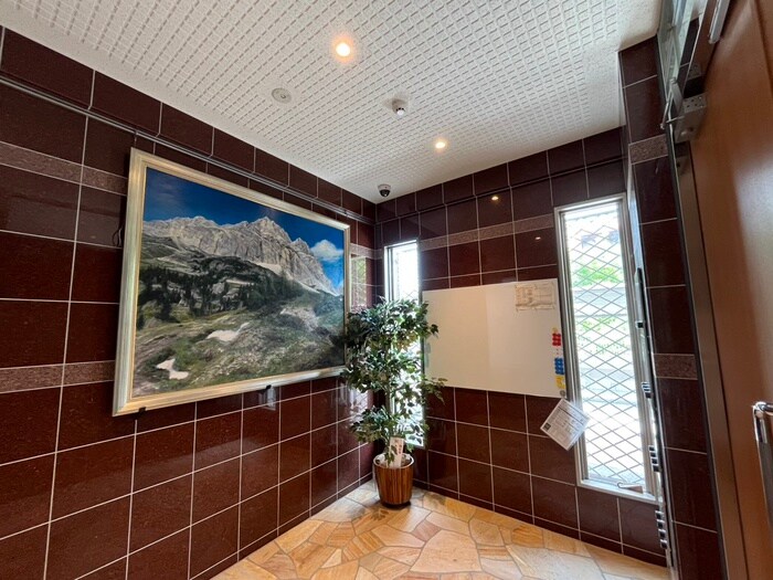 物件外観写真2　(エントランス部分)