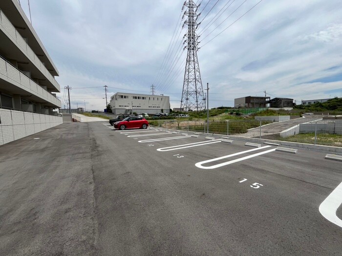 物件外観写真3　(駐車場)