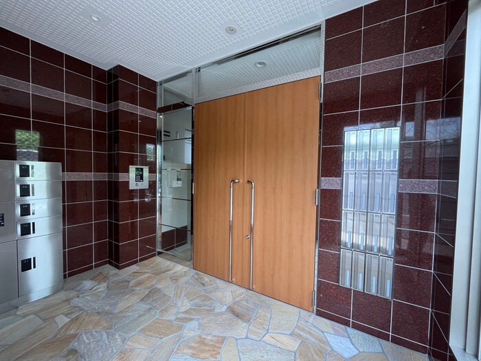 物件外観写真6　(エントランス部分)