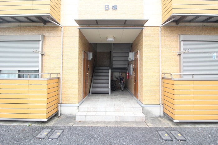 物件外観写真6　(エントランス部分)